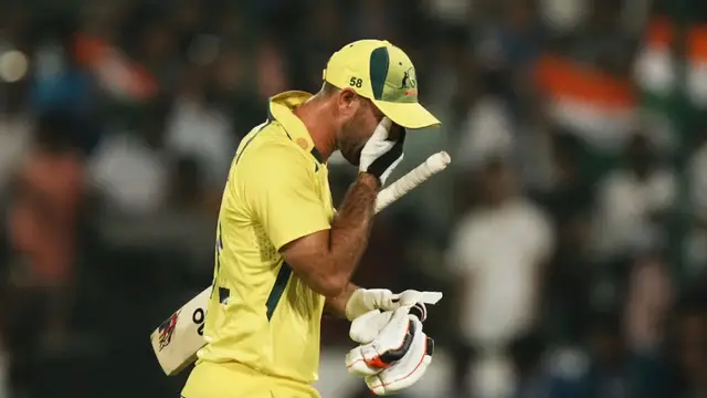 IND vs AUS 2022: ग्लेन मैक्सवेल के रन आउट के बाद रोहित शर्मा ने दिनेश कार्तिक को किया किस