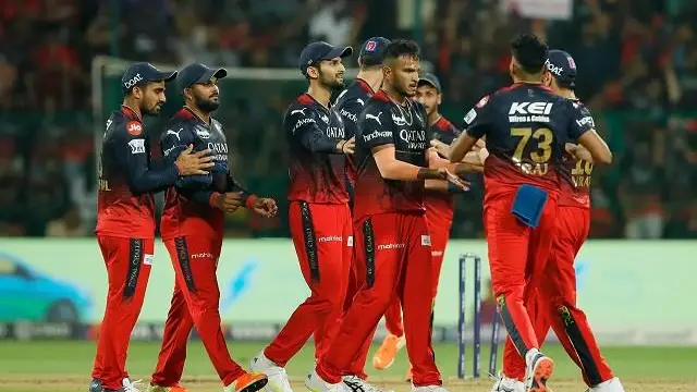 “फील्डिंग में भी जीरो…!” RCB की ख़राब फील्डिंग का सोशल मीडिया पर उड़ा जमकर मजाक, वायरल हो रहे मजेदार ट्वीट्स