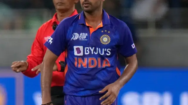 ऑस्ट्रेलिया के खिलाफ 19 वें स्थान पर भुवनेश्वर कुमार परिवार को देखने के बाद प्रशंसकों को ट्रोल किया गया
