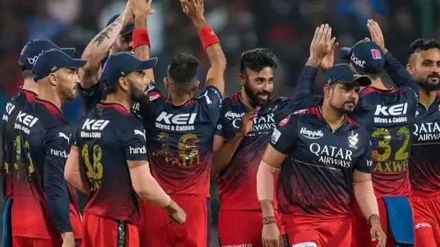RCB के नन्हे फैन की तस्वीरों ने इन्टरनेट पर मचाया कोहराम, हर कोई टीम को लगा रहा फटकार