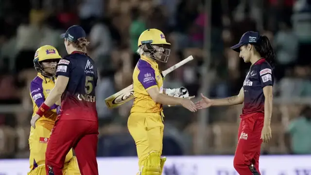 “नाम बड़े और दर्शन छोटे…!” लगातार चौथी हार से बौखलाए RCB के फैंस, सोशल मीडिया पर लगाई टीम की क्लास