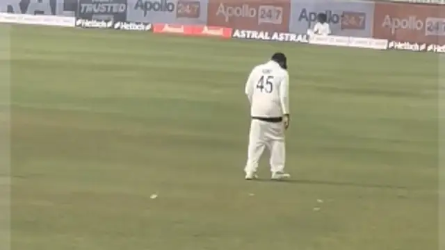 “ये क्या हो रहा है…!” लाइव मैच में उतरी Rohit Sharma की पैंट, अब इंटरनेट पर वायरल हो रहा वीडियो