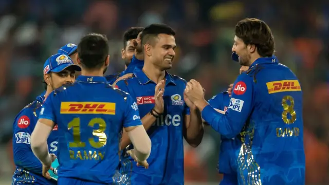 Arjun Tendulkar तेंदुलकर के पहले विकेट पर चींखे चिल्लाएं रोहित शर्मा और उनकी पत्नी, सचिन भी हुए भावुक, वीडियो हुआ वायरल