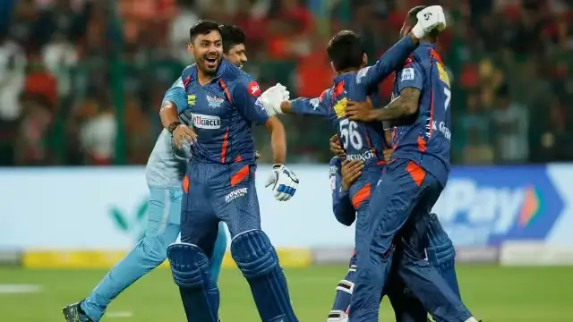 RCB vs LSG मैच में दिखा आईपीएल का सबसे रोमांचक आखिरी ओवर, आखिरी बॉल पर कैसे जीती लखनऊ की टीम! देखे वायरल विडियो