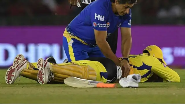 आईपीएल शुरू होने से पहले ही CSK फैंस के लिए आई बुरी खबर सामने, घुटने में चोट की वजह से MS Dhoni पहले मुकाबले से हुए बाहर!