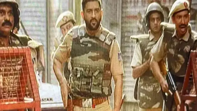आर्मी कर्नल से पुलिस ऑफिसर बने Mahendra Singh Dhoni, सोशल मीडिया पर वायरल हो तस्वीरें