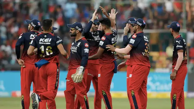 Virat Kohli ने कैच पकड़कर उड़ाया डेविड वार्नर का मजाक, पति के अंदाज पर वायरल हुआ अनुष्का शर्मा का रिएक्शन, देखे मजेदार वायरल वीडियो