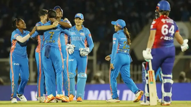 WPL फाइनल में Mumbai Indians को सपोर्ट करने पहुंचे रोहित शर्मा तो ट्रोलिंग का शिकार बने जसप्रीत बुमराह, देखें वीडियो
