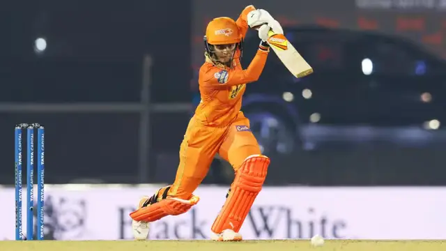 “4,6,4,4,4…तूफानी पारी!” Shopia Dunkley ने एक ओवर में ठोक डाले 22 रन, RCB की हुई 11 रन से हार