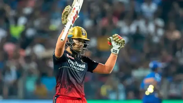 Video: RCB के इस बल्लेबाज ने लगाया घातक छक्का, सिक्यूरिटी गार्ड के फोन के हुए टुकड़े, बाद में मिला आईफोन गिफ्ट