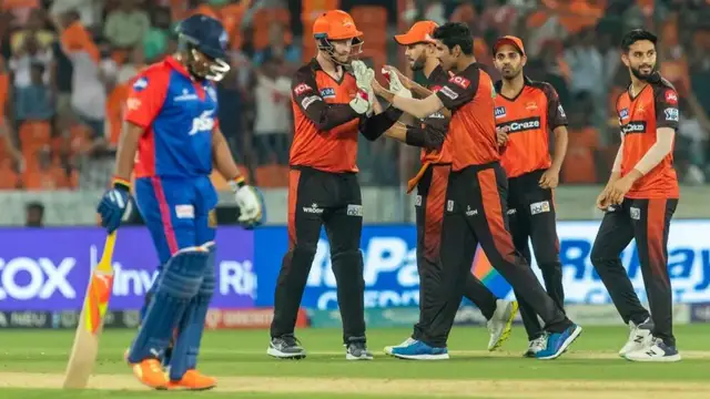 WATCH: भुवनेश्वर कुमार के पैर छूकर David Warner ने लगाया गले, वायरल हुआ भावुक कर देने वाला वीडियो