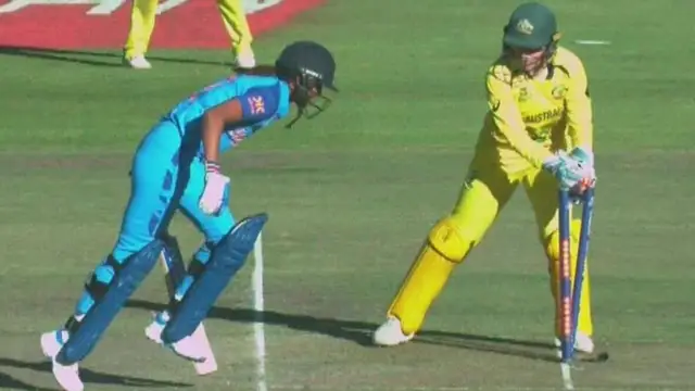 “ये रनआउट हमेशा याद रहेगा…!” Harmanpreet Kaur के रनआउट पर टूटा फैंस का दिल, याद आया धोनी का रनआउट
