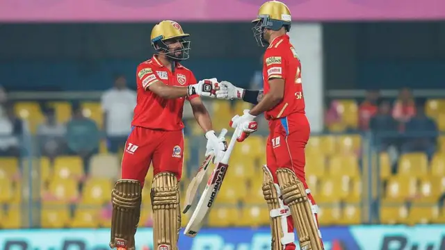 VIDEO: 4,4,6,4 प्रभसिमरन की तूफानी बल्लेबाजी ने उड़ाए गेंदबाज के होश, तो Sanju Samson ने बजाई तालियाँ