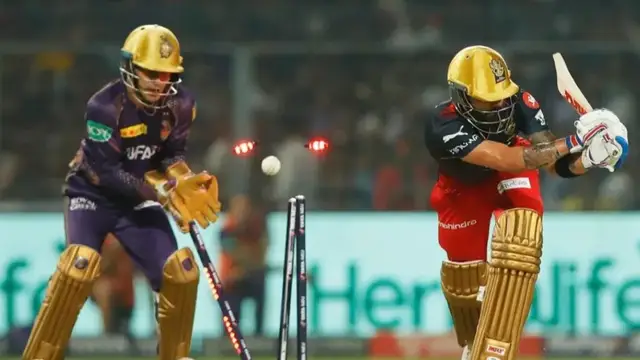 VIDEO: वेंकटेश अय्यर ने RCB फैन को दिया दिल, कोहली का कैच पकड़कर दी फ्लाइंग KISS, तो शर्माने लगी मिस्ट्री गर्ल