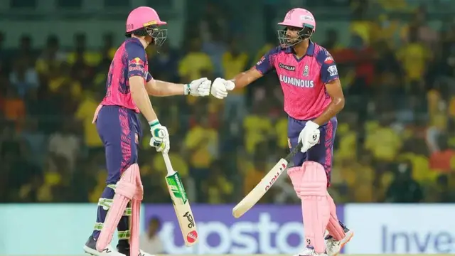 WATCH: रविचंद्रन अश्विन के बेक टू बेक छक्के देख उड़े MS Dhoni के होश, छिपाना पड़ा मुंह