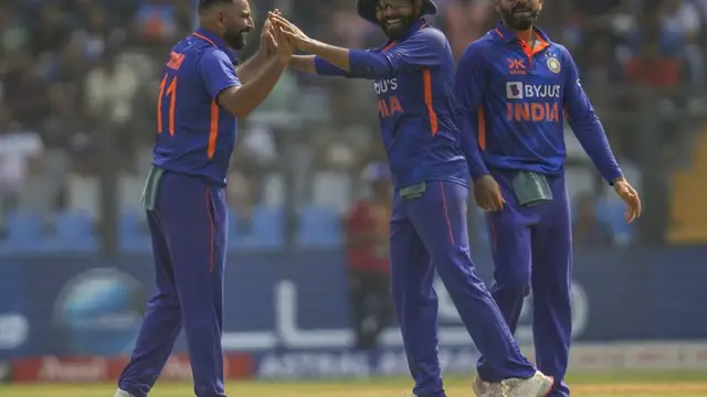 “इसने तो कंगारुओं की कमर तोड़ दी…!” Mohammed Shami ने ऑस्ट्रेलिया पर बरसाया कहर, 14 डॉट बॉल डालकर लिए 3 विकेट, Video हुआ वायरल