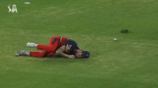 RCB का दिग्गज खिलाड़ी पहले ही मैच में हुआ चोटिल, कंधा तुड़वाकर गया मैदान के बाहर, देखें वीडियो