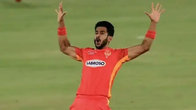 Hasan Ali ने लाइव कैमरा पर कर लिया किस और खिंच दिए गाल! खूबसूरत महिला एंकर के उड़े होश, वायरल हो रहा वीडियो