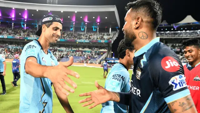 Hardik Pandya ने अपने मेंटर आशीष नेहरा के सहलाए गाल, मस्ती करते हुए वीडियो हुआ सोशल मीडिया पर वायरल