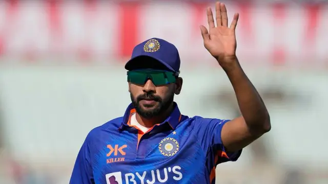 दिनेश कार्तिक ने किया खुलासा, डेब्यू मैच में हो गई थी Mohammed Siraj की पिटाई