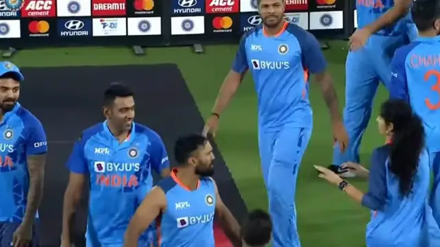 बीच मैदान पर लड़की ने दिनेश कार्तिक को किया टच, तो कार्तिक का दिखा अलग रूप, वायरल हुआ वीडियो
