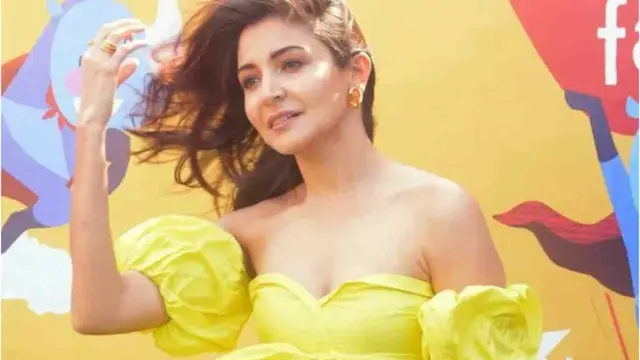 Anushka Sharma ने पहनी इतनी छोटी ड्रेस, गुस्से से आग-बबूला हुए Virat Kohli