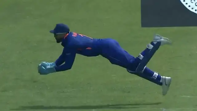 “BCCI का दामाद आया फॉर्म में…!” KL Rahul ने हवा में उछलकर पकड़ा स्टीव स्मिथ का कैच, फैंस ने तारीफ में पढ़े कसीदे