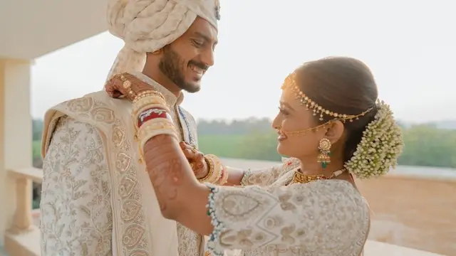 Axar Patel ने अपनी गर्लफ्रेंड मेहा पटेल के साथ लिए 7 फेरे, शादी में जोड़े ने किया जमकर डांस, विडियो हुआ सोशल मीडिया पर वायरल