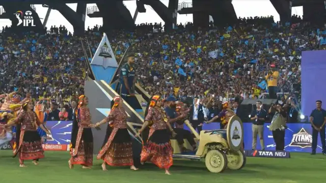 IPL 2023: रथों पर सवार होकर मैदान में आए हार्दिक-धोनी, रश्मिका मंधाना से मिलकर गुलाबी हुए धोनी के गाल