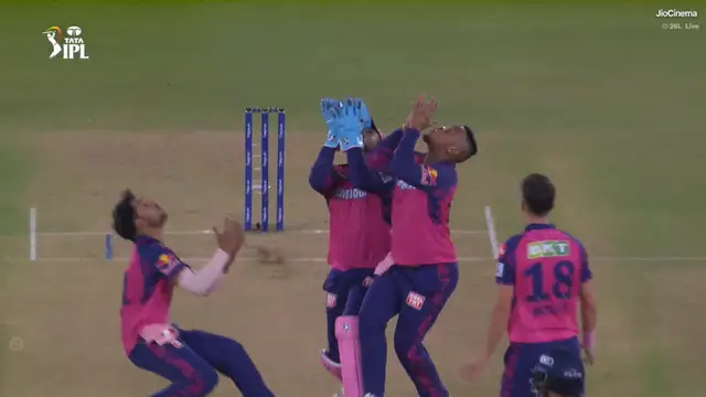 WATCH: 1 कैच पकड़ने भिड़े 4 खिलाड़ी, Rajasthan Royals के मैच देखने मिली अनोखी घटना, वायरल हुआ वीडियो