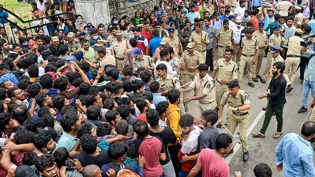 वीडियो: हैदराबाद में भारत बनाम ऑस्ट्रेलिया T20I टिकट के लिए प्रशंसकों की भीड़ के रूप में भगदड़