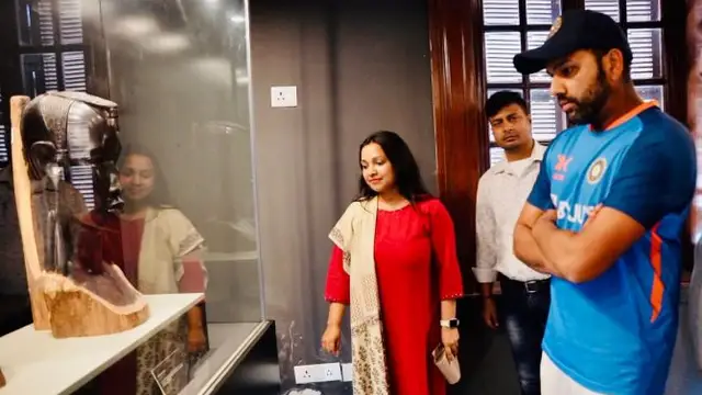 तीसरे दिन ही मैच जीतने के बाद Team India पहुँची पीएम म्यूजियम, लाल ड्रेस वाली महिला के पीछे घूमते नजर आये कोहली और रोहित शर्मा