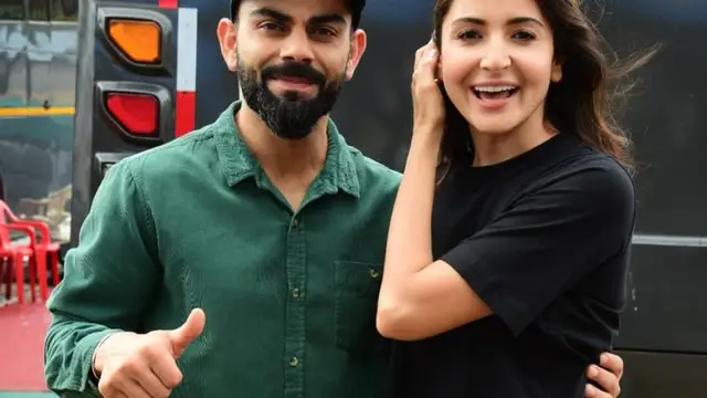 Virat Kohli के गाल हुए गुलाबी, जब स्टेडियम में लगे “हमारी भाभी कैसी हो, अनुष्का भाभी जैसी हो” के नारे